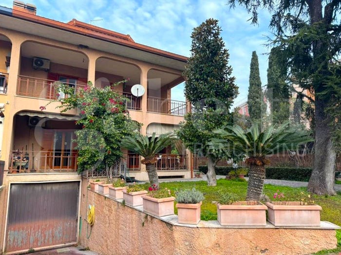 Casa con 6 locali in vendita in viale della Repubblica, Santa Maria delle Mole, Marino