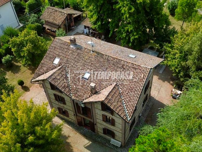 Casa con 6 locali in vendita in Via Roma, Albinea