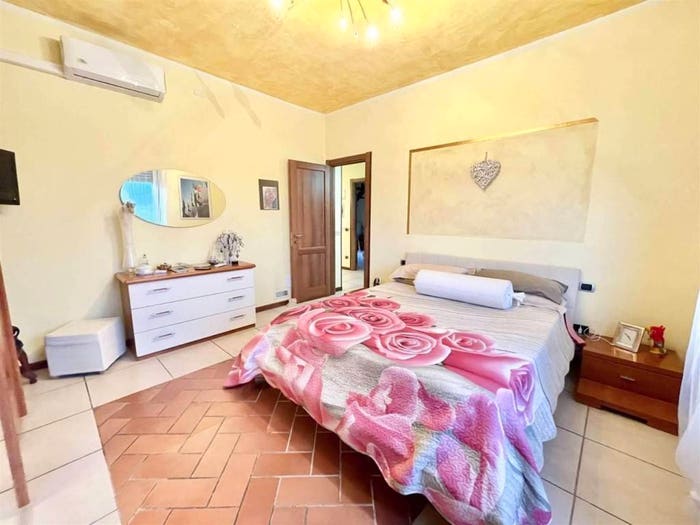Casa con 6 locali in vendita in Luni
