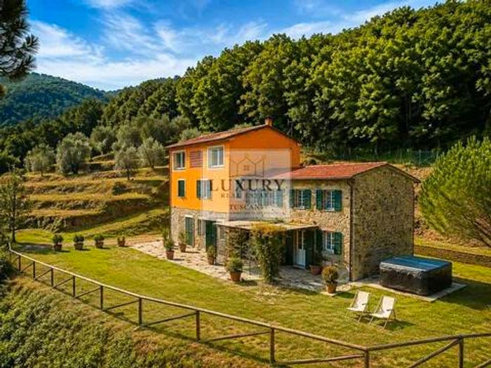 Casa con 6 locali in vendita in Villa Basilica SNC, Centro, Villa Basilica