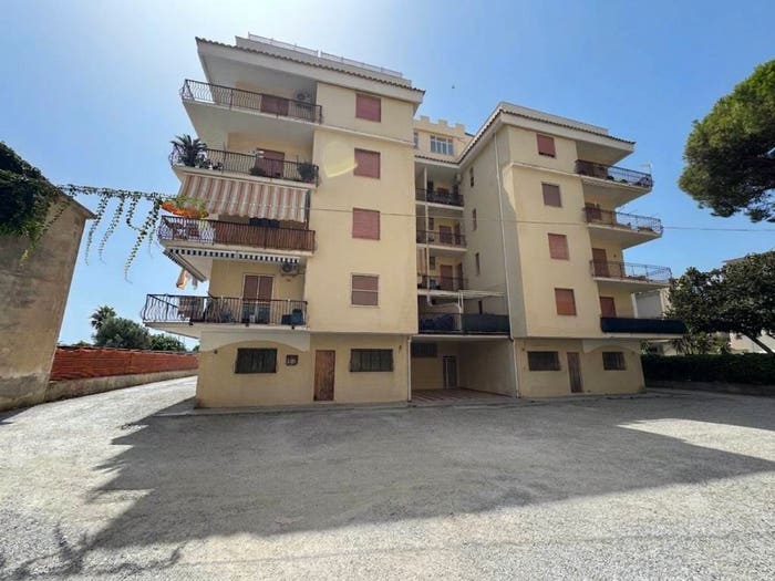 Appartamento quadrilocale in vendita in Strada Statale Tirrena Inferiore, Gizzeria