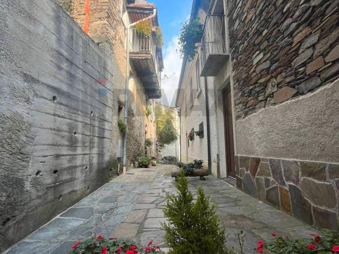 Appartamento con 6 locali in vendita in Via Ai Fiori, Maccagno con Pino e Veddasca