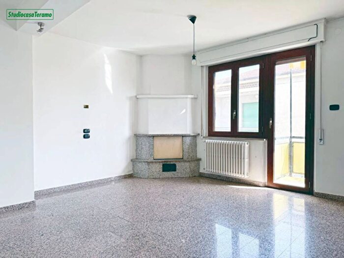 Appartamento quadrilocale in vendita in Via Antonio Ciaccio SNC, Centro, Teramo