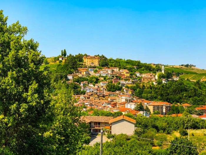 Casa con 6 locali in vendita in Regione Pianezzo, Canelli
