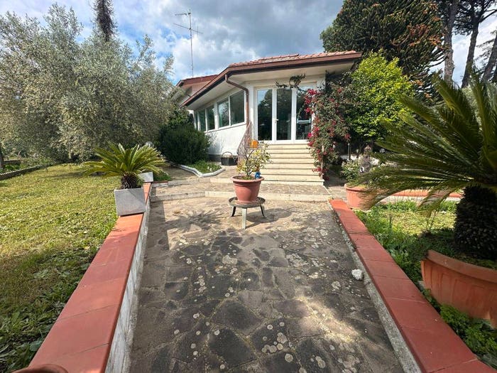 Casa quadrilocale in vendita in Via Biancospini, Centro, Lariano