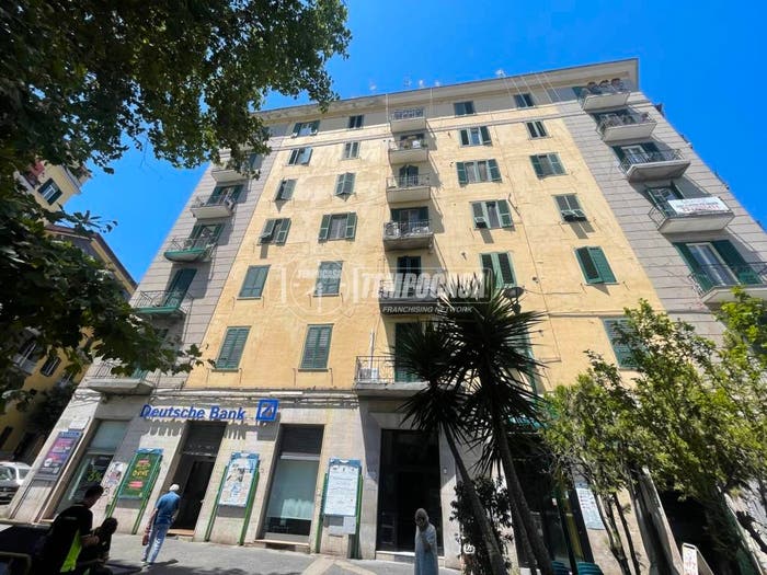 Appartamento con 6 locali in vendita in Piazza Medaglie d'Oro, Arenella, Napoli