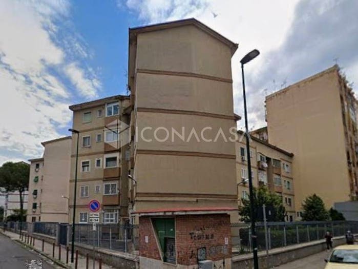 Appartamento trilocale in vendita in Via Luigi Mercantini, Fuorigrotta, Napoli