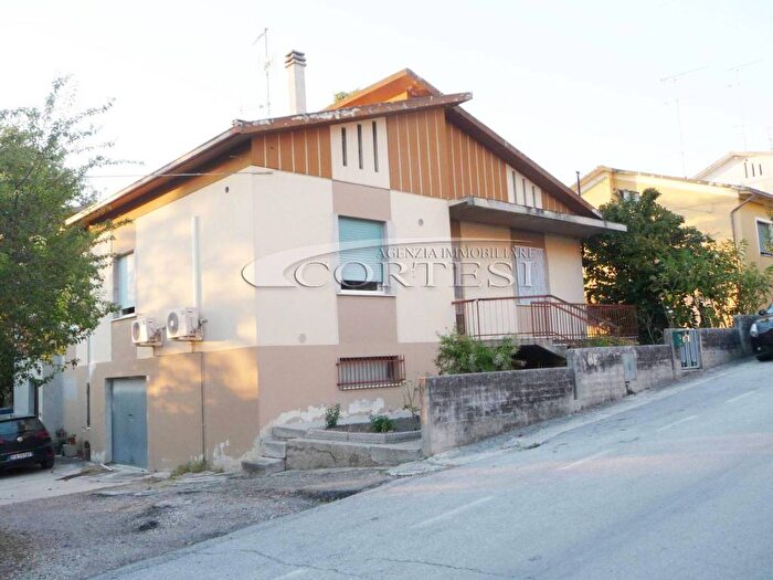 Casa con 6 locali in vendita in San Costanzo