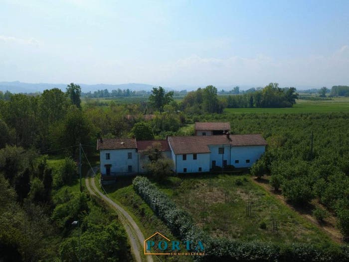 Casa con 6 locali in vendita in Frazione San Grato, Piozzo