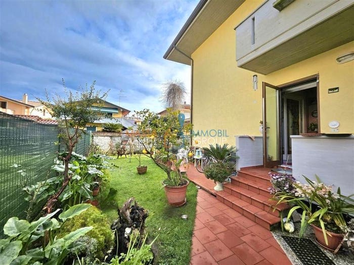 Casa con 6 locali in vendita in Via Treviso, Marina di Massa Centro, Massa