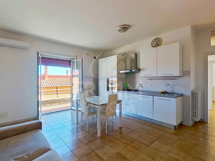 Appartamento trilocale in vendita in Via Linguaglossa, Fontana Candida, Roma