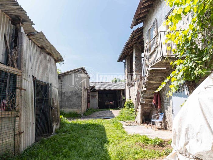 Casa con 6 locali in vendita in Via Aldo Moro, Molteno
