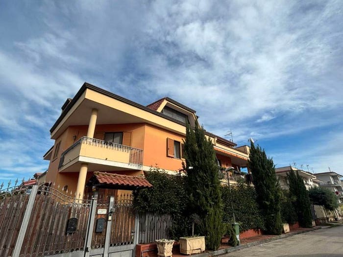 Casa con 5 locali in vendita in Viale dei Fiordaliso, Centro, Casalnuovo di Napoli