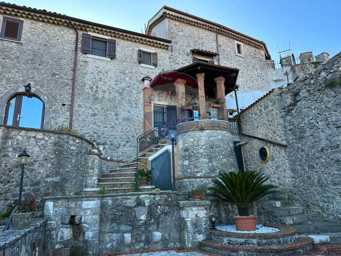 Casa quadrilocale in vendita in Via Scesa dei tigli, Centro, Montaquila