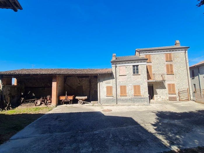 Casa con 6 locali in vendita in Frazione Sanguignano, Sanguignano, Montesegale