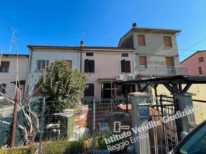 Appartamento con 6 locali in vendita in Via Caselle, Centro, Guastalla