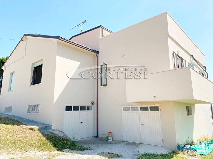 Casa con 6 locali in vendita in Centro, San Costanzo