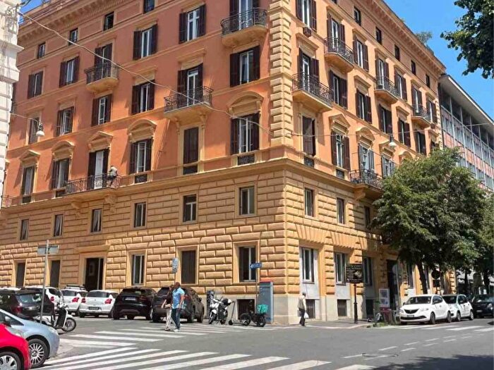 Appartamento trilocale in vendita in Via Toscana, Vittorio Veneto, Roma