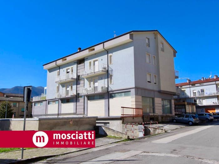 Appartamento con 6 locali in vendita in Via Enrico Mattei, Centro, Castelraimondo