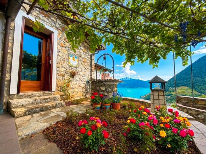 Casa con 6 locali in vendita in Via Calchere, Centro, Tavernola Bergamasca