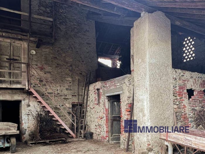 Casa quadrilocale in vendita in Via Bruschera, Centro, Angera