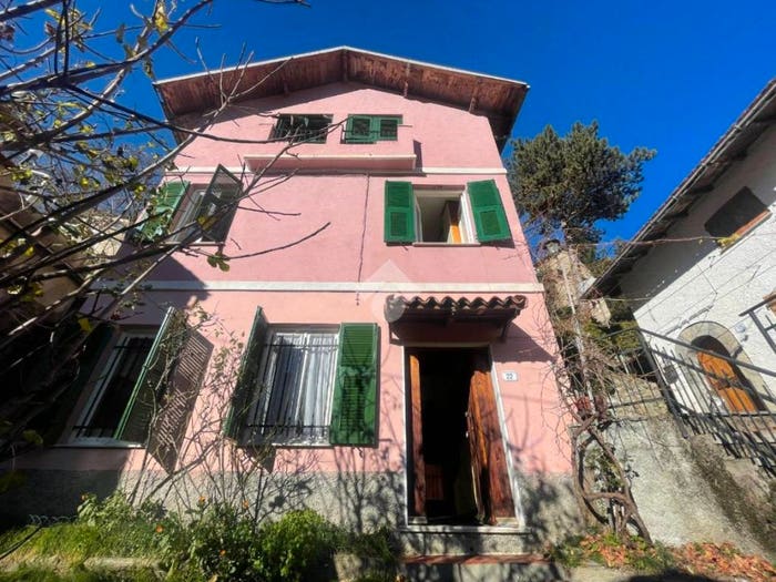 Casa con 6 locali in vendita in Via Mareta, Valbrevenna