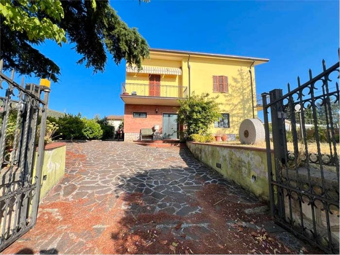 Casa con 6 locali in vendita in via delle macchiette, Centro, Campello sul Clitunno