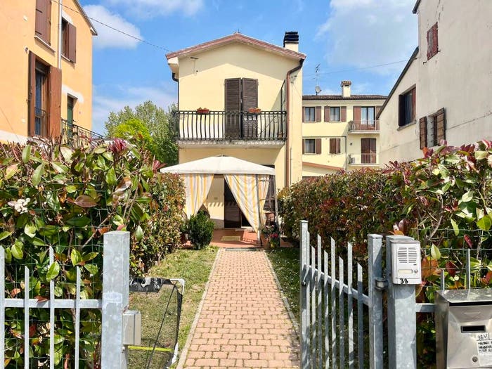 Casa con 5 locali in vendita in Via Novembre, Centro, Quistello