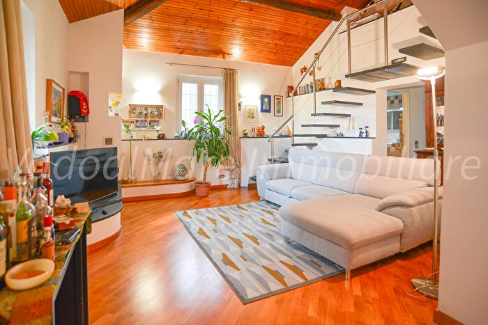 Appartamento con 6 locali in vendita in Via Mongrifone, Savona