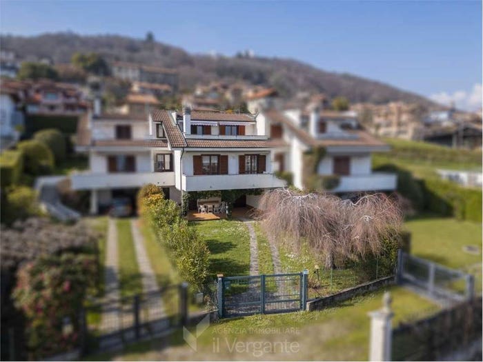 Casa con 6 locali in vendita in via lago maggiore, Centro, Massino Visconti