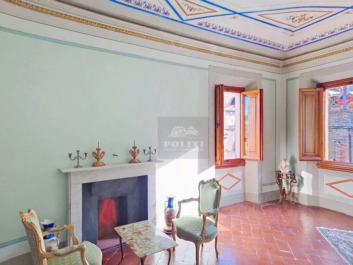 Appartamento con 6 locali in vendita in Piazza Leonardo da Vinci, Centro, Vinci