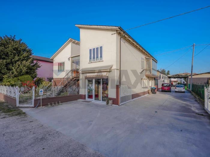 Casa con 6 locali in vendita in Via Amendola, Castelmassa