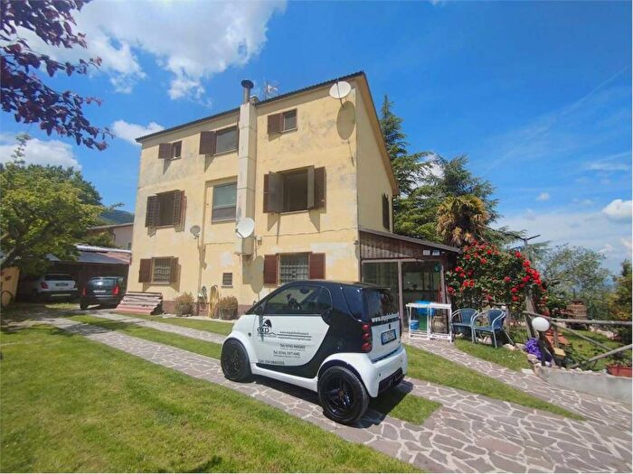 Casa con 6 locali in vendita in Uncinano Monti Martani, Spoleto