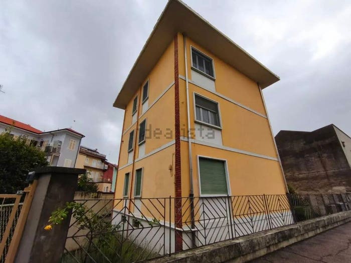 Appartamento trilocale in vendita in Via Antonio Stoppani, Semicentro, Vercelli