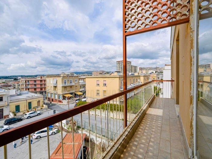 Appartamento con 6 locali in vendita in Via Emanuele Gianturco, Centro, Noto