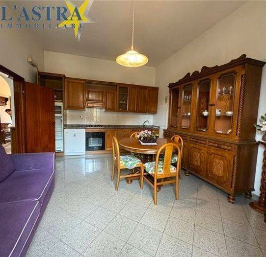 Casa quadrilocale in vendita in Viale Dello Stadio, Centro, Lastra a Signa