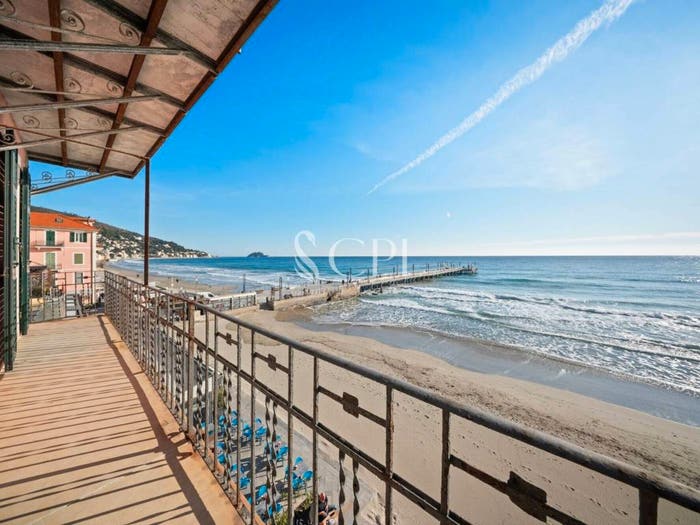 Appartamento con 6 locali in vendita in Vico Silvestri, Centro, Alassio