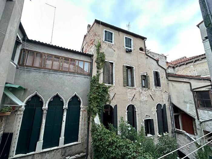 Appartamento con 5 locali in vendita in Ramo Del Rio Terà, San Polo, Venezia