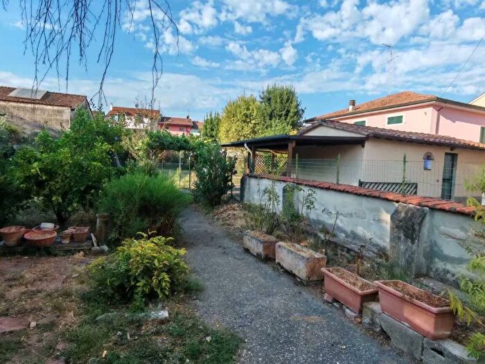 Casa con 6 locali in vendita in Via Sulla Vella SNC, Galciana, Prato