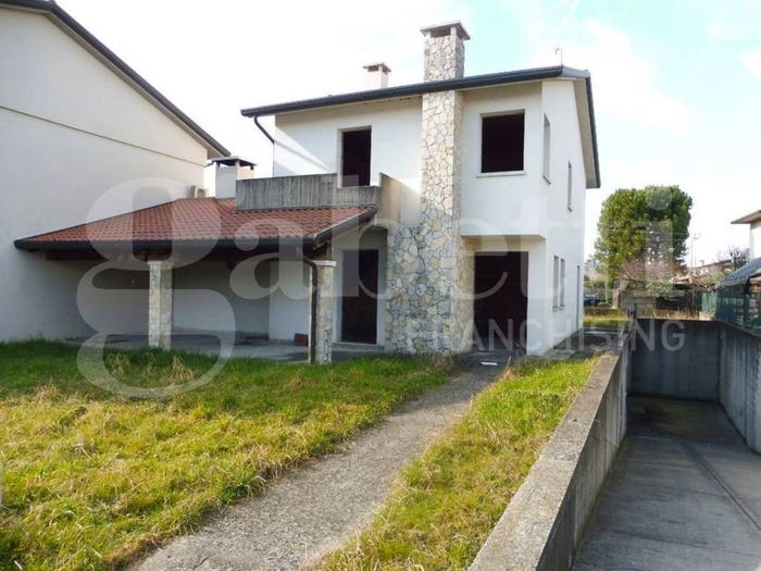 Casa con 6 locali in vendita in Nove