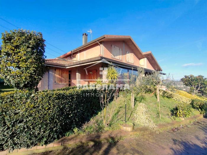 Casa con 6 locali in vendita in Coriano