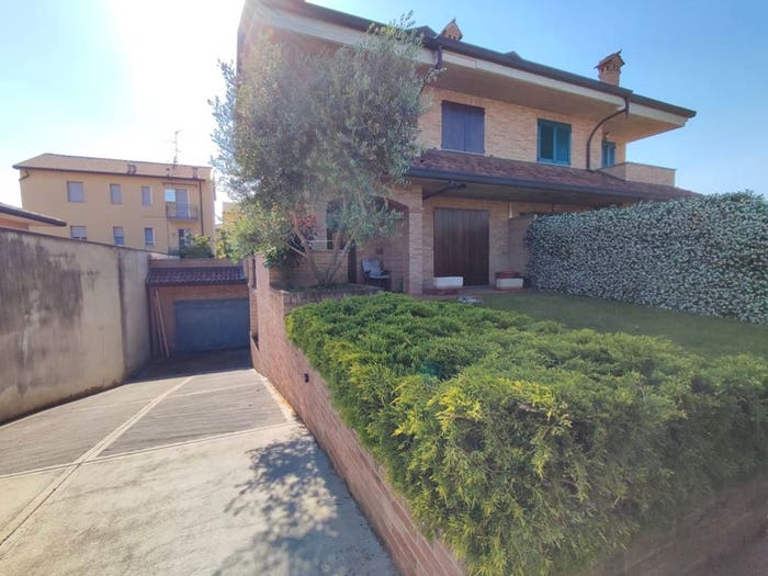 Casa quadrilocale in vendita in Via Calabria, Centro, Lainate