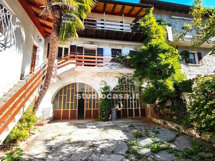 Casa con 6 locali in vendita in Via Colombo, Brentonico