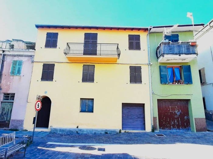 Casa con 6 locali in vendita in Piazza IV Novembre, Chiesa, Arnasco