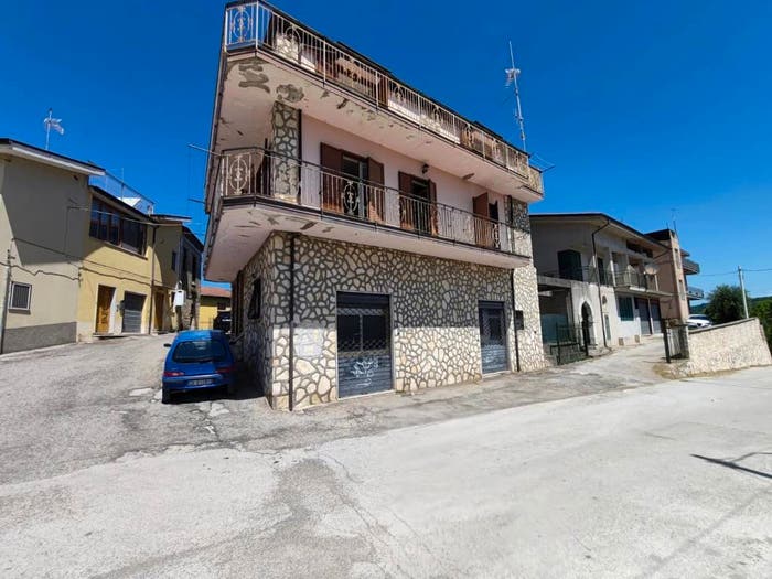 Casa con 6 locali in vendita in Piazza del Popolo, Squillani, Roccabascerana