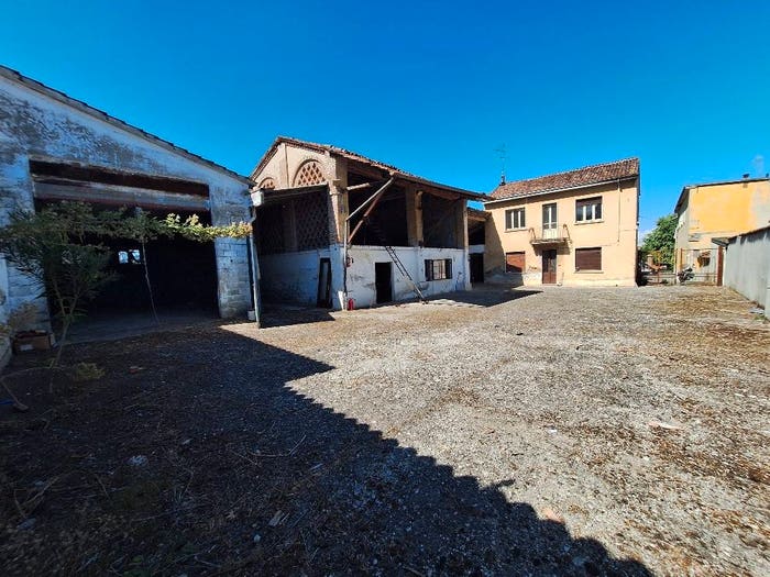 Casa quadrilocale in vendita in Via Umberto I, Centro, Guardamiglio