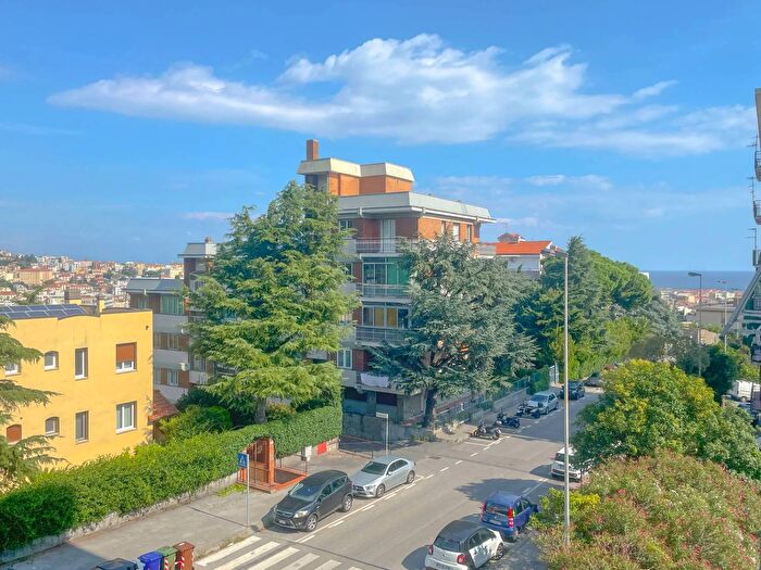 Appartamento con 5 locali in vendita in Via Fontanassa, Savona