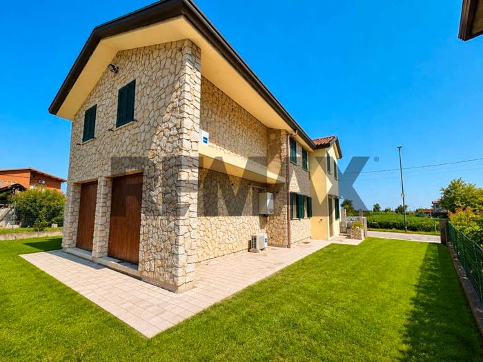 Casa con 6 locali in vendita in via Saline, Due Carrare