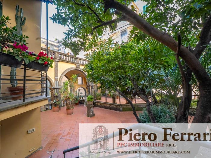 Appartamento quadrilocale in vendita in Via Luigi Settembrini, Tribunali, Napoli