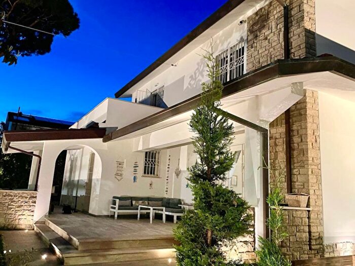 Casa con 6 locali in vendita in Via Benedetto Croce, Vittoria Apuana, Forte dei Marmi